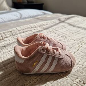 Adidas Kids Sneakers in Soft Pink and White